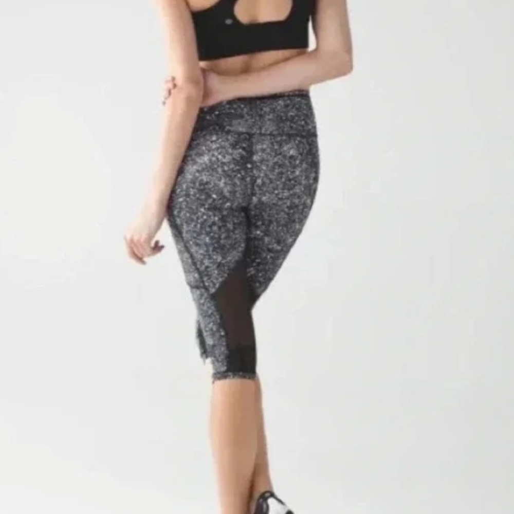 Lululemon outrun crop Leggings size 8 paisley black gray